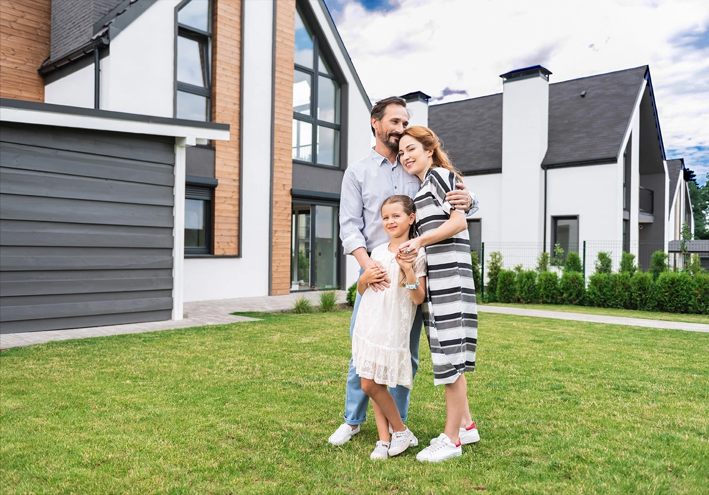 Eigentümer eines Einfamilienhaus, die sich über die Förderung zur energetischen Sanierung und deren Umsetzung freuen