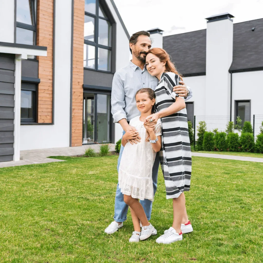 Familie, die sich Ihre neue Heizung über die KfW / Bafa Förderung über Energiegestalter hat fördern lassen