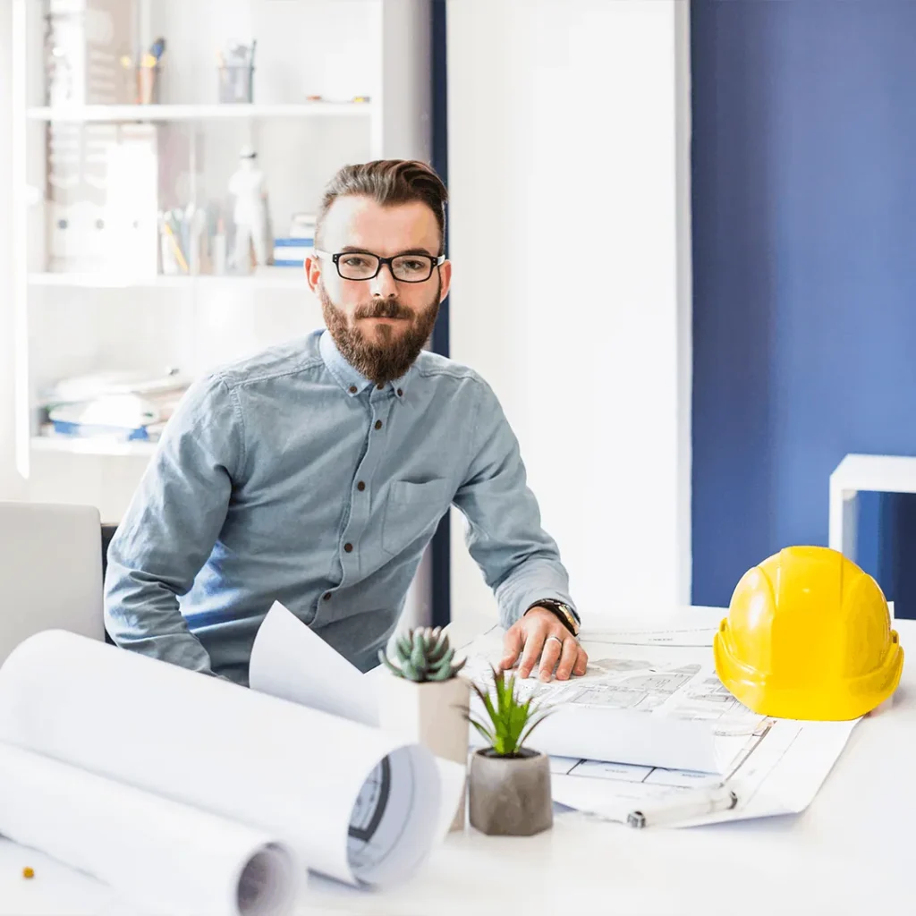 Handwerker, der sich bei der Arbeit über Heizungsförderung informiert