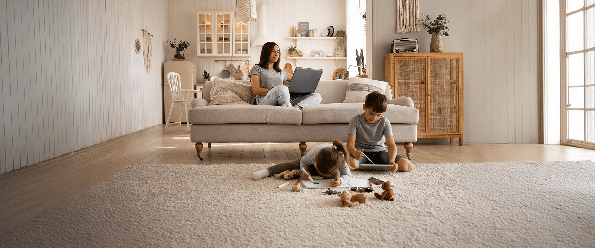 Familie, die sich über Heizungsförderung der KfW für ihr Haus freut