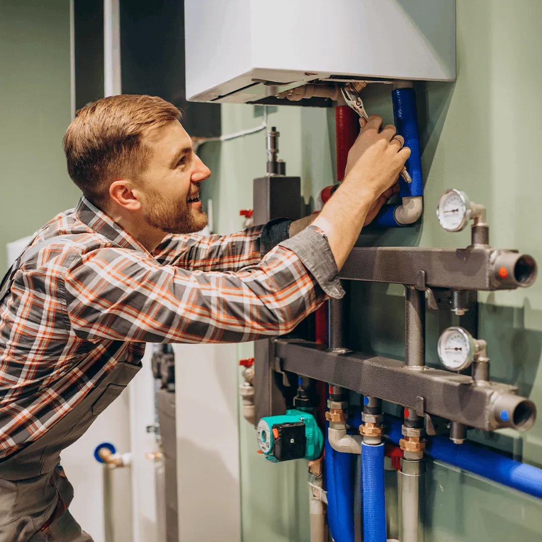 Heizungsbauer, der die Daten aus dem hydraulischen Abgleich in die Heizsysteme einstellt